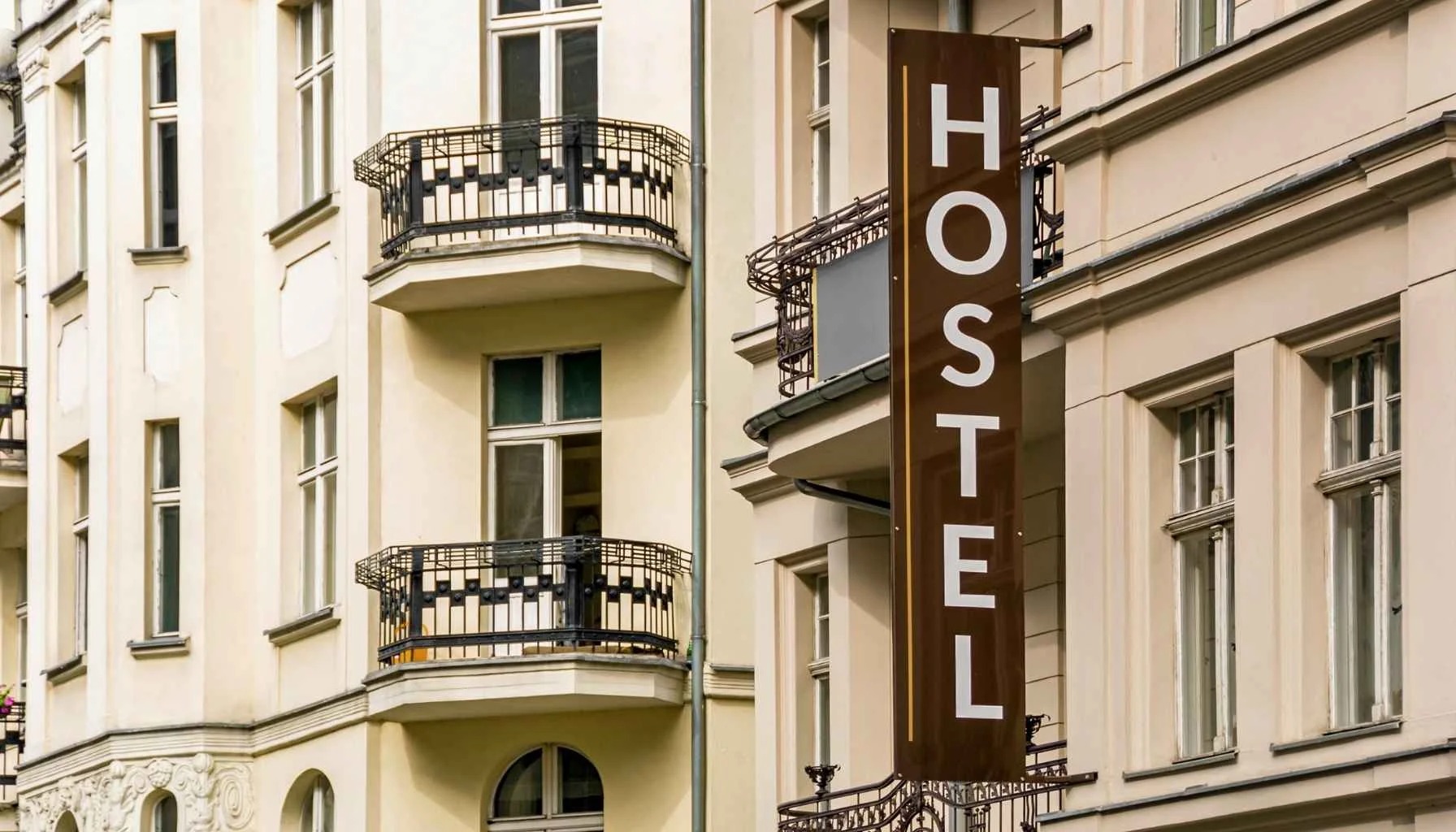 Cómo montar un hostal en Madrid: requisitos y licencias 